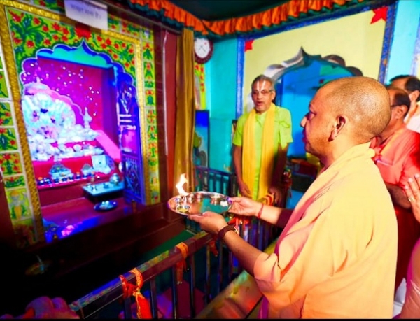 कामतानाथ के दर्शन कर उतारी आरती