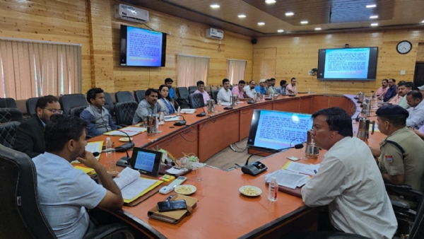 बैठक में चर्चा करते अधिकारी। बैठक में चर्चा करते अधिकारी।