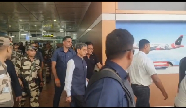 बागडोगरा हवाई अड्डे से निकलते पश्चिम बंगाल के राज्यपाल बागडोगरा हवाई अड्डे से निकलते पश्चिम बंगाल के राज्यपाल