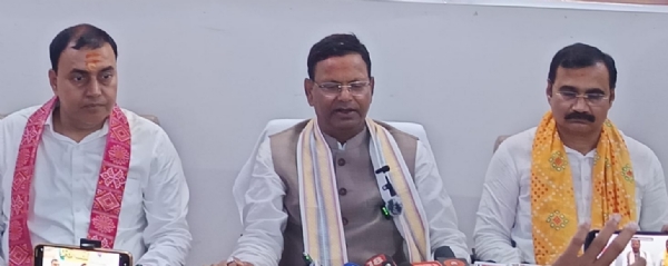 पत्रकारों से वार्ता करते भाजपा प्रदेश अध्यक्ष पंकज चौधरी पत्रकारों से वार्ता करते भाजपा प्रदेश अध्यक्ष पंकज चौधरी