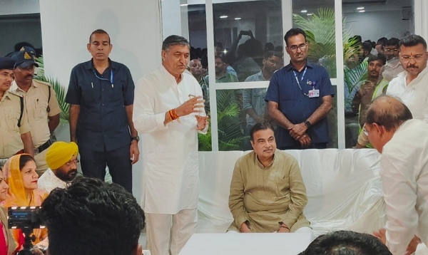 मंदसौर जिले रुपला स्थित रेस्ट हाउस में जनप्रतिनिधियों से मुलाकात करते हुए नितिन गडकरी मंदसौर जिले रुपला स्थित रेस्ट हाउस में जनप्रतिनिधियों से मुलाकात करते हुए नितिन गडकरी