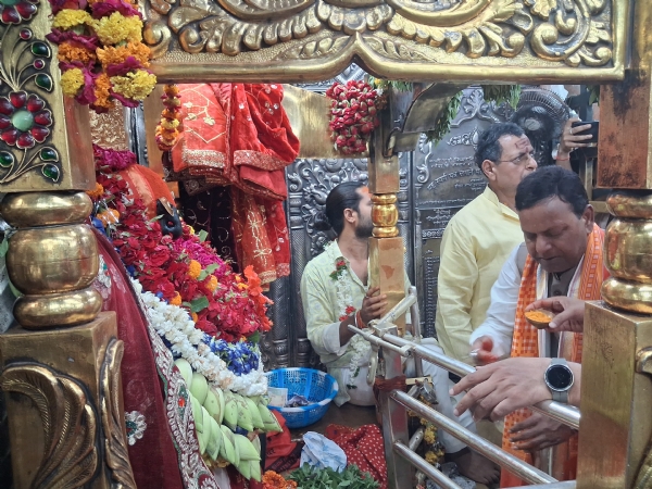 मां विंध्यवासिनी का दर्शन करते भाजपा प्रदेश अध्यक्ष पंकज चौधरी। मां विंध्यवासिनी का दर्शन करते भाजपा प्रदेश अध्यक्ष पंकज चौधरी।