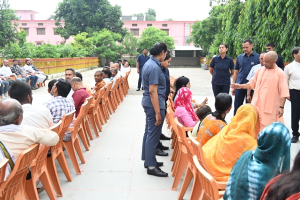 गोरखपुर में जनता दर्शन करते माननीय मुख्यमंत्री योगी आदित्यनाथ जी