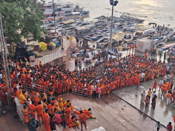 श्री काशी विश्वनाथ और गंगा किनारे कतारबद्ध श्रद्धालु