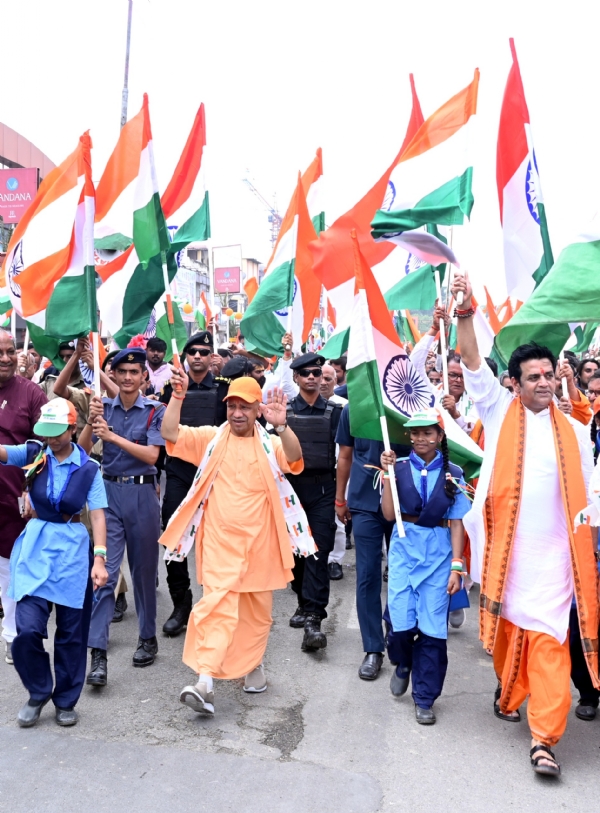 तिरंगे के रंग में रंगा गोरखपुर, गूंजा राष्ट्र प्रथम का उद्घोष। मुख्यमंत्री योगी आदित्यनाथ की अगुवाई में निकली तिरंगा यात्रा में उमड़ा जनसैलाब।