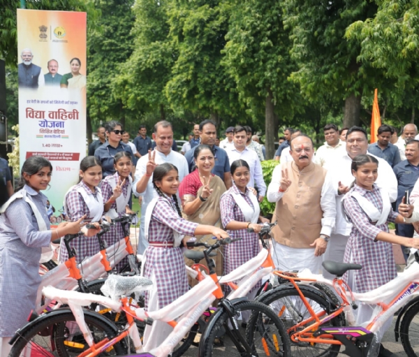 मुख्यमंत्री रेखा गुप्ता मंत्री आशीष सूद के साथ छात्राओं को साइकिलें वितरित कीं। मुख्यमंत्री रेखा गुप्ता मंत्री आशीष सूद के साथ छात्राओं को साइकिलें वितरित कीं।