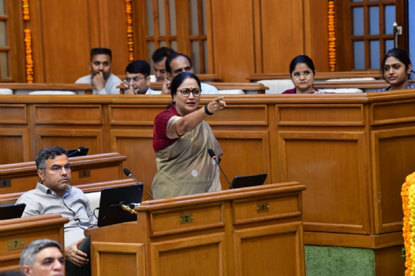 दिल्ली की मुख्यमंत्री रेखा गुप्ता मानसून सत्र के दौरान दिल्ली लक्ष्मी योजना पर जवाब देते हुए दिल्ली की मुख्यमंत्री रेखा गुप्ता मानसून सत्र के दौरान दिल्ली लक्ष्मी योजना पर जवाब देते हुए