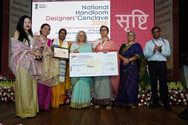 केन्द्रीय कपड़ा मंत्रालय की सचिव नीलम शमी राव के साथ अन्य लोग मौजूद। केन्द्रीय कपड़ा मंत्रालय की सचिव नीलम शमी राव के साथ अन्य लोग मौजूद।