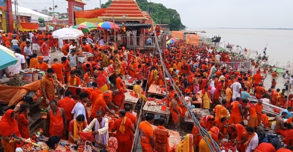गंगा स्नान करते श्रद्धालु