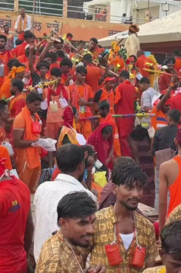 श्रावण मास के दूसरे सोमवार को प्रयागराज कांवड़ियों का सैलाब का छाया चित्र