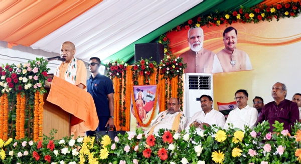 तिरंगे के रंग में रंगा गोरखपुर, गूंजा राष्ट्र प्रथम का उद्घोष। मुख्यमंत्री योगी आदित्यनाथ की अगुवाई में निकली तिरंगा यात्रा में उमड़ा जनसैलाब।
