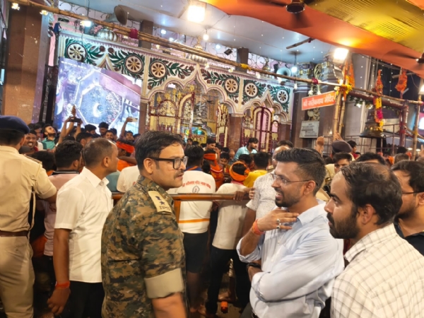 बाबा गरीब नाथ धाम मुजफ्फरपुर में दूसरी सोमवार पर जलाभिषेक करने पहुंचे श्रद्धालु