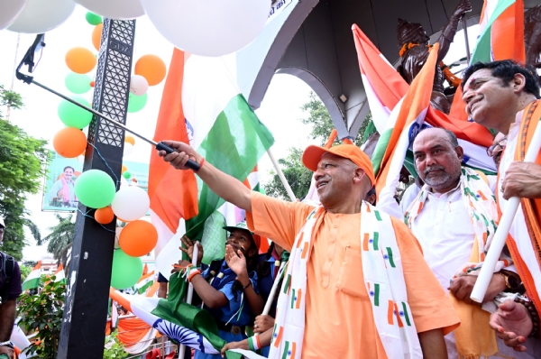 तिरंगे के रंग में रंगा गोरखपुर, गूंजा राष्ट्र प्रथम का उद्घोष। मुख्यमंत्री योगी आदित्यनाथ की अगुवाई में निकली तिरंगा यात्रा में उमड़ा जनसैलाब।