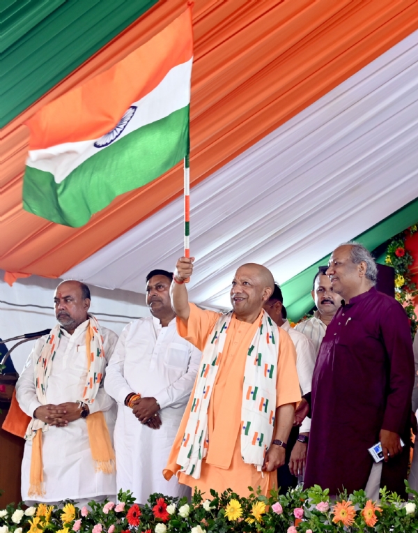 तिरंगे के रंग में रंगा गोरखपुर, गूंजा राष्ट्र प्रथम का उद्घोष। मुख्यमंत्री योगी आदित्यनाथ की अगुवाई में निकली तिरंगा यात्रा में उमड़ा जनसैलाब।