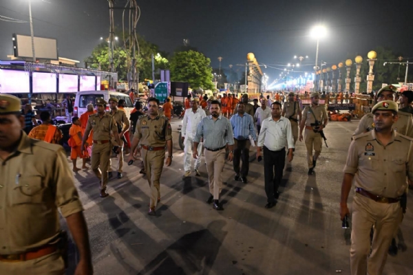 अधिकारियों का निरीक्षण