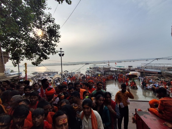 श्री काशी विश्वनाथ और गंगा किनारे कतारबद्ध श्रद्धालु