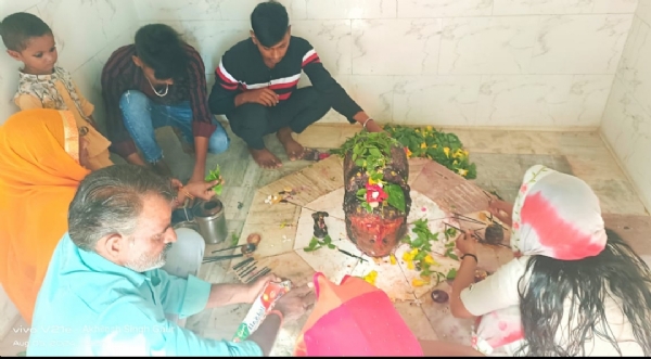 पूजा करते भक्त