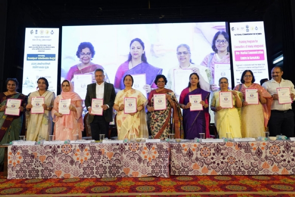 कर्नाटक सरकार के साथ करार के मौके पर  महिला आयोग की अध्यक्ष विजया रहाटकर के साथ कई अधिकारीगण