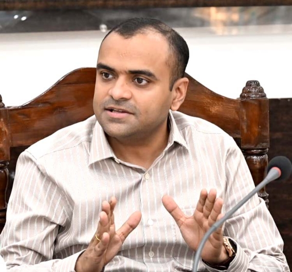 डीएम मयूर दीक्षित