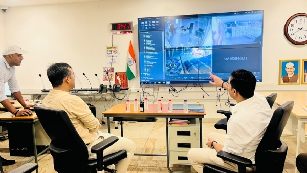 सुरक्षा व्यवस्था को कंट्रोल रूम से परखते जिलाधिकारी