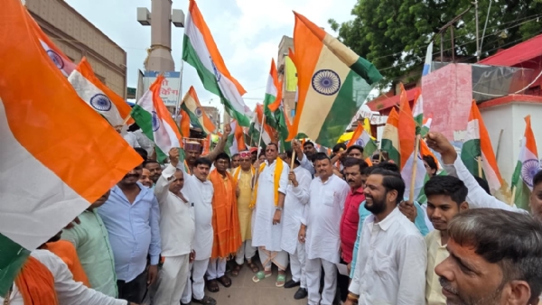 नगर विधायक रत्नाकर मिश्र के बावली चौराहा स्थित आवास से हुई तिरंगा यात्रा। नगर विधायक रत्नाकर मिश्र के बावली चौराहा स्थित आवास से हुई तिरंगा यात्रा।