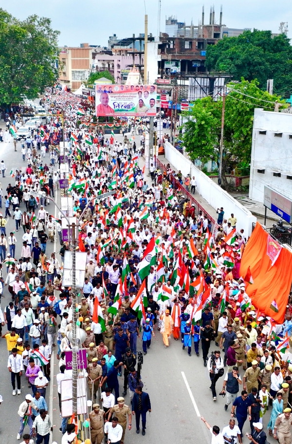 तिरंगे के रंग में रंगा गोरखपुर, गूंजा राष्ट्र प्रथम का उद्घोष। मुख्यमंत्री योगी आदित्यनाथ की अगुवाई में निकली तिरंगा यात्रा में उमड़ा जनसैलाब।