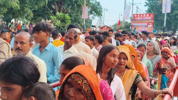 दर्शन के लिए लाइन में लगे भक्त गण दर्शन के लिए लाइन में लगे भक्त गण