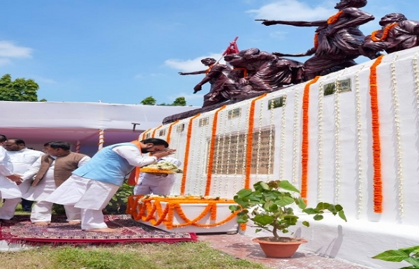 शहीद दिवस पर अमर स्वतंत्रता सेनानियों को याद कर उन्हें श्रद्धांजलि अर्पित करते मुख्यमंत्री और अन्य मंत्रिगण शहीद दिवस पर अमर स्वतंत्रता सेनानियों को याद कर उन्हें श्रद्धांजलि अर्पित करते मुख्यमंत्री और अन्य मंत्रिगण
