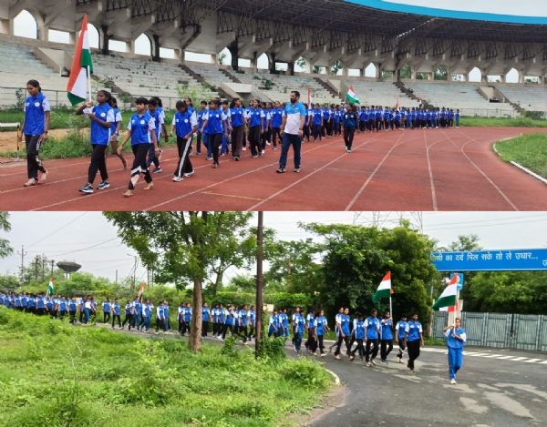हाथों में तिरंगा लेकर निकले खिलाड़ियों एवं कर्मचारियों में उत्साह हाथों में तिरंगा लेकर निकले खिलाड़ियों एवं कर्मचारियों में उत्साह