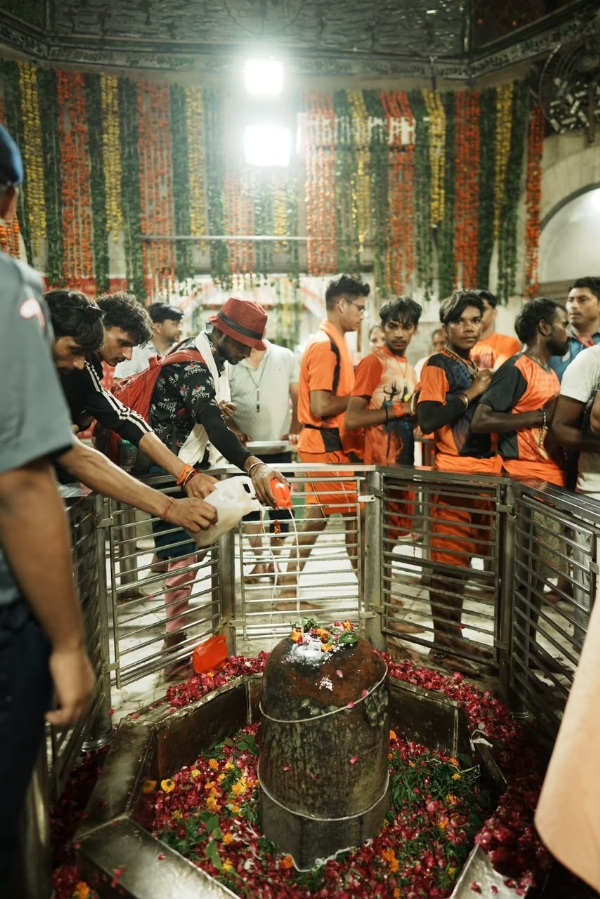 जलाभिषेक करते शिवभक्त जलाभिषेक करते शिवभक्त