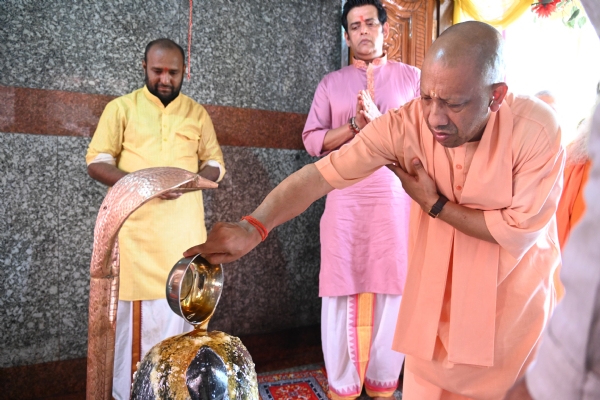 सावन शिवरात्रि पर सीएम योगी ने मानसरोवर मंदिर में किया रुद्राभिषेक। सावन शिवरात्रि पर सीएम योगी ने मानसरोवर मंदिर में किया रुद्राभिषेक।