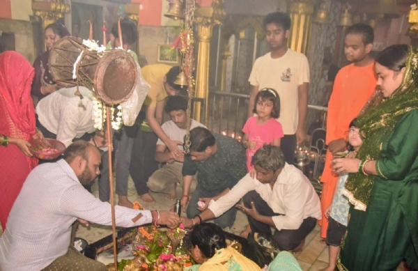 नागफनी स्थित झारखंडी शिव मंदिर में जलाभिषेक करते श्रद्धालु।
