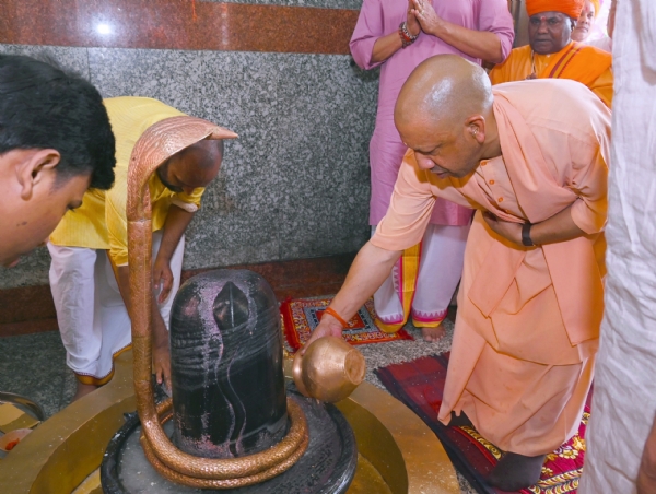 सावन शिवरात्रि पर सीएम योगी ने मानसरोवर मंदिर में किया रुद्राभिषेक। सावन शिवरात्रि पर सीएम योगी ने मानसरोवर मंदिर में किया रुद्राभिषेक।