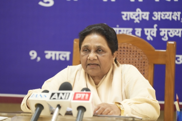 पत्रकारवार्ता करती मायावती पत्रकारवार्ता करती मायावती