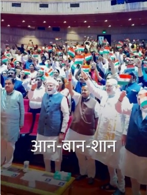 प्रधानमंत्री नरेन्द्र मोदी और मंत्रिमंडल के अन्य नेता तिरंगा लहराते हुए (फाइल फोटो)