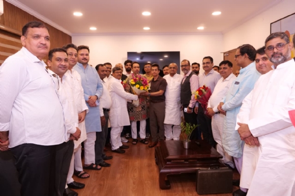 बीके शुक्ला द्वारा रालोद की सदस्यता लेने के दौरान पार्टी नेतागण। बीके शुक्ला द्वारा रालोद की सदस्यता लेने के दौरान पार्टी नेतागण।