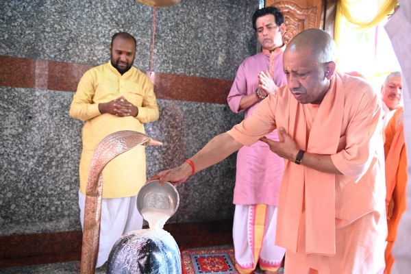 सावन शिवरात्रि पर सीएम योगी ने मानसरोवर मंदिर में किया रुद्राभिषेक। सावन शिवरात्रि पर सीएम योगी ने मानसरोवर मंदिर में किया रुद्राभिषेक।