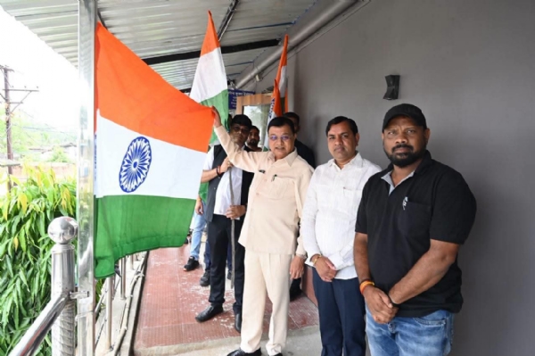 उद्योग मंत्री लखन लाल देवांगन ने कोहड़िया स्थित निवास में फहराया तिरंगा, हर घर तिरंगा अभियान में प्रदेशवासियों से की भागीदारी की अपील