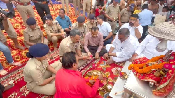 गंगा पूजन करते हुए गंगा पूजन करते हुए