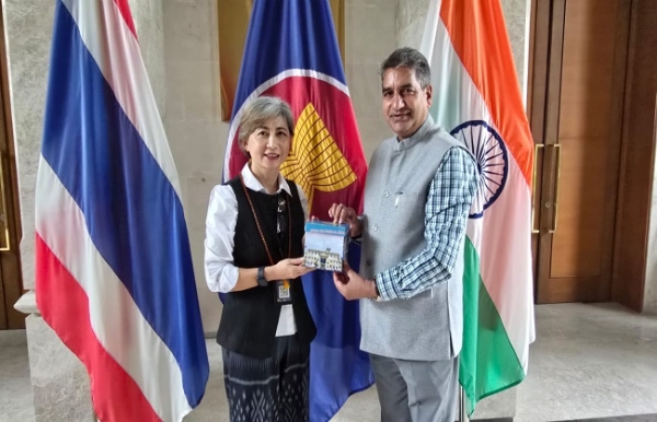 संस्कृत शिक्षा, जनगणना एवं कार्यक्रम कार्यान्वयन सचिव दीपक कुमार नई दिल्ली स्थित रॉयल थाई एम्बेसी में भारत में थाईलैंड की राजदूत चावनार्ट थांगसुम्फंत से मुलाकात करते हुए।
