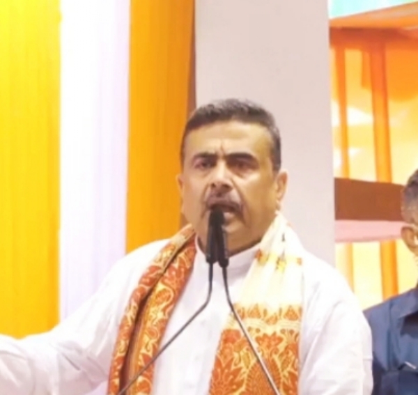सभा को संबोधित करते हुए शुभेंदु अधिकारी सभा को संबोधित करते हुए शुभेंदु अधिकारी