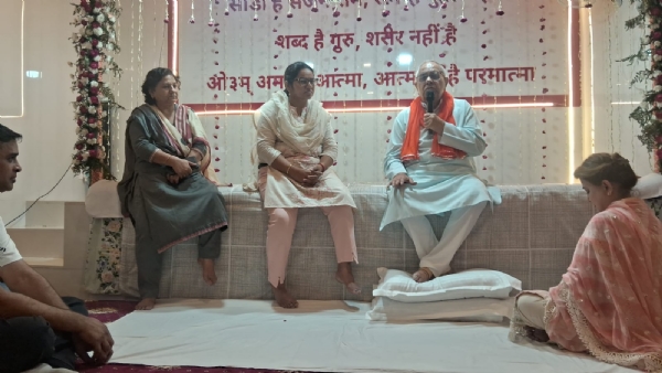 सतयुग दर्शन सत्संग हॉल बैठक को संबोधित करते सज्जन गुरुजी।