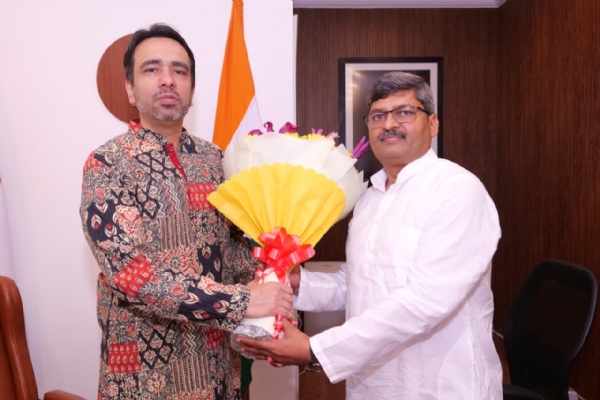 रालोद के राष्ट्रीय अध्यक्ष जयंत चौधरी बीके शुक्ला को पार्टी की सदस्यता दिलाते हुए रालोद के राष्ट्रीय अध्यक्ष जयंत चौधरी बीके शुक्ला को पार्टी की सदस्यता दिलाते हुए