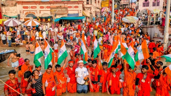 सावन मास की शिवरात्रि पर गंगा किनारे स्वच्छता और पर्यावरण संरक्षण का संकल्प लेते लोग सावन मास की शिवरात्रि पर गंगा किनारे स्वच्छता और पर्यावरण संरक्षण का संकल्प लेते लोग