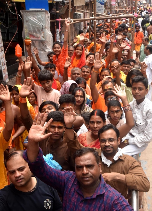 सावन मास के शिवरात्रि पर श्री काशी विश्वनाथ दरबार में जलाभिषेक के लिए कतारबद्ध श्रद्धालु