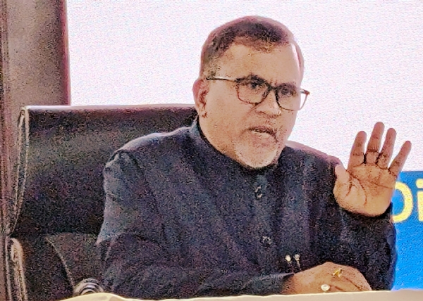 वार्ता करते कुलपति। वार्ता करते कुलपति।