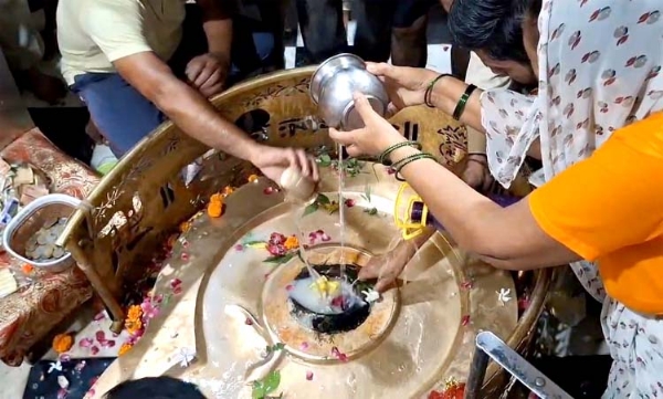 श्री दक्षेश्वर महादेव मदिर में जलाभिषेक करते हुए श्री दक्षेश्वर महादेव मदिर में जलाभिषेक करते हुए