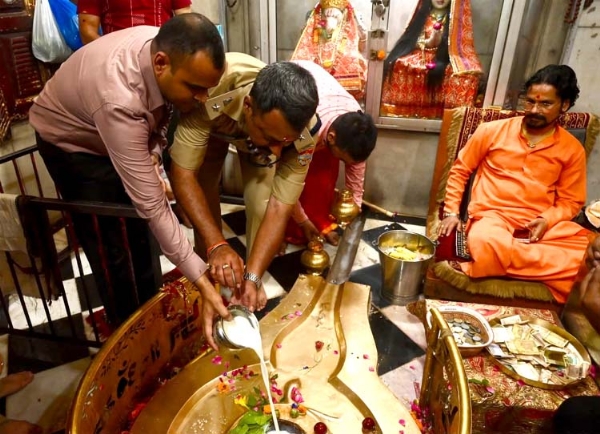 दक्षेश्वर महादेव मंदिर में जलाभिषेक करते हुए दक्षेश्वर महादेव मंदिर में जलाभिषेक करते हुए