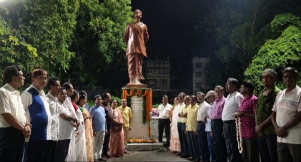 बेलदा स्टेशन पर शहीद खुदीराम बोस को श्रद्धांजलि देते लोग बेलदा स्टेशन पर शहीद खुदीराम बोस को श्रद्धांजलि देते लोग