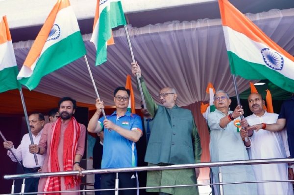 तिरंगा बाइक रैली को हरी झंडी दिखाते उपराष्ट्रपति सी पी राधाकृष्णन